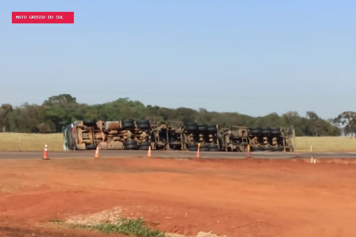 Rodovia fica totalmente interditada após carreta com combustível tombar em MS