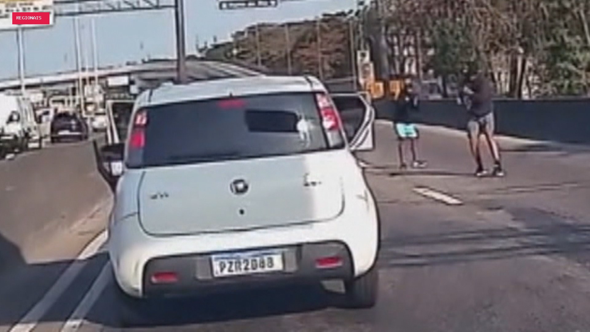 Vídeo mostra criminosos armados rendendo motorista e roubando carro durante arrastão na Avenida Brasil