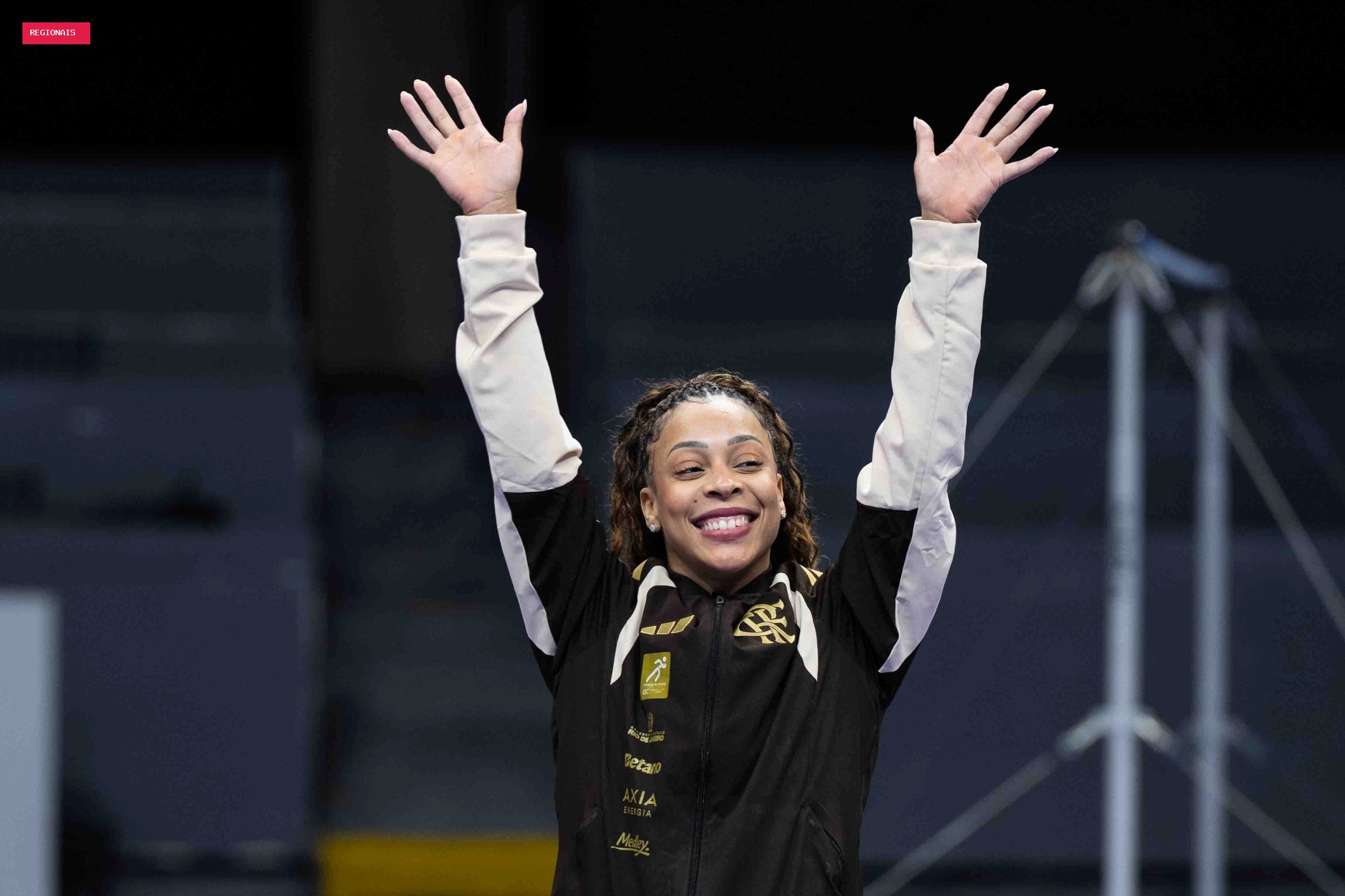Medalhista olímpica, Lorrane celebra hexa do Flamengo na Ginástica