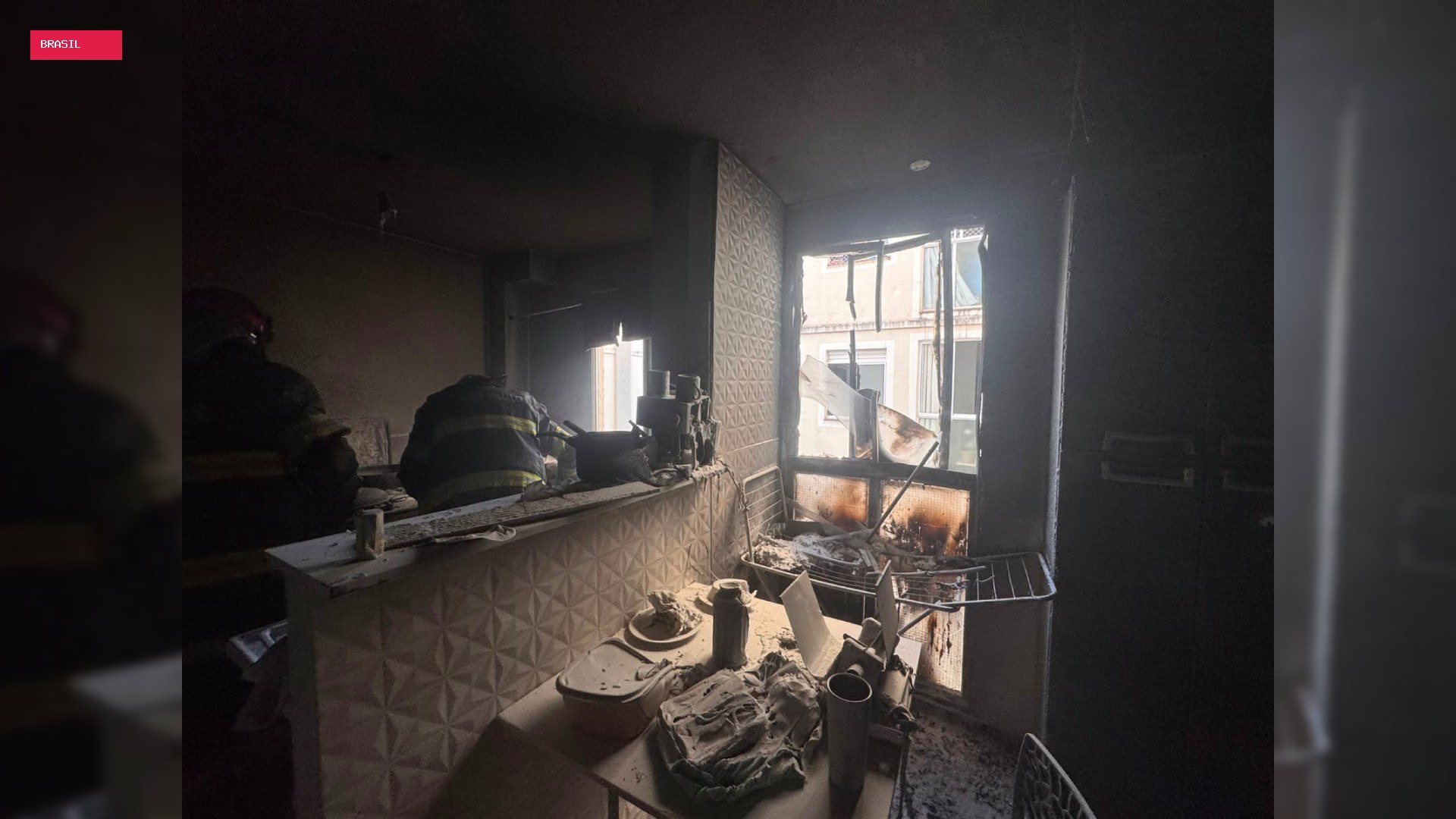 Incêndio atinge apartamento e cão é resgatado após se esconder debaixo de sofá em Botucatu