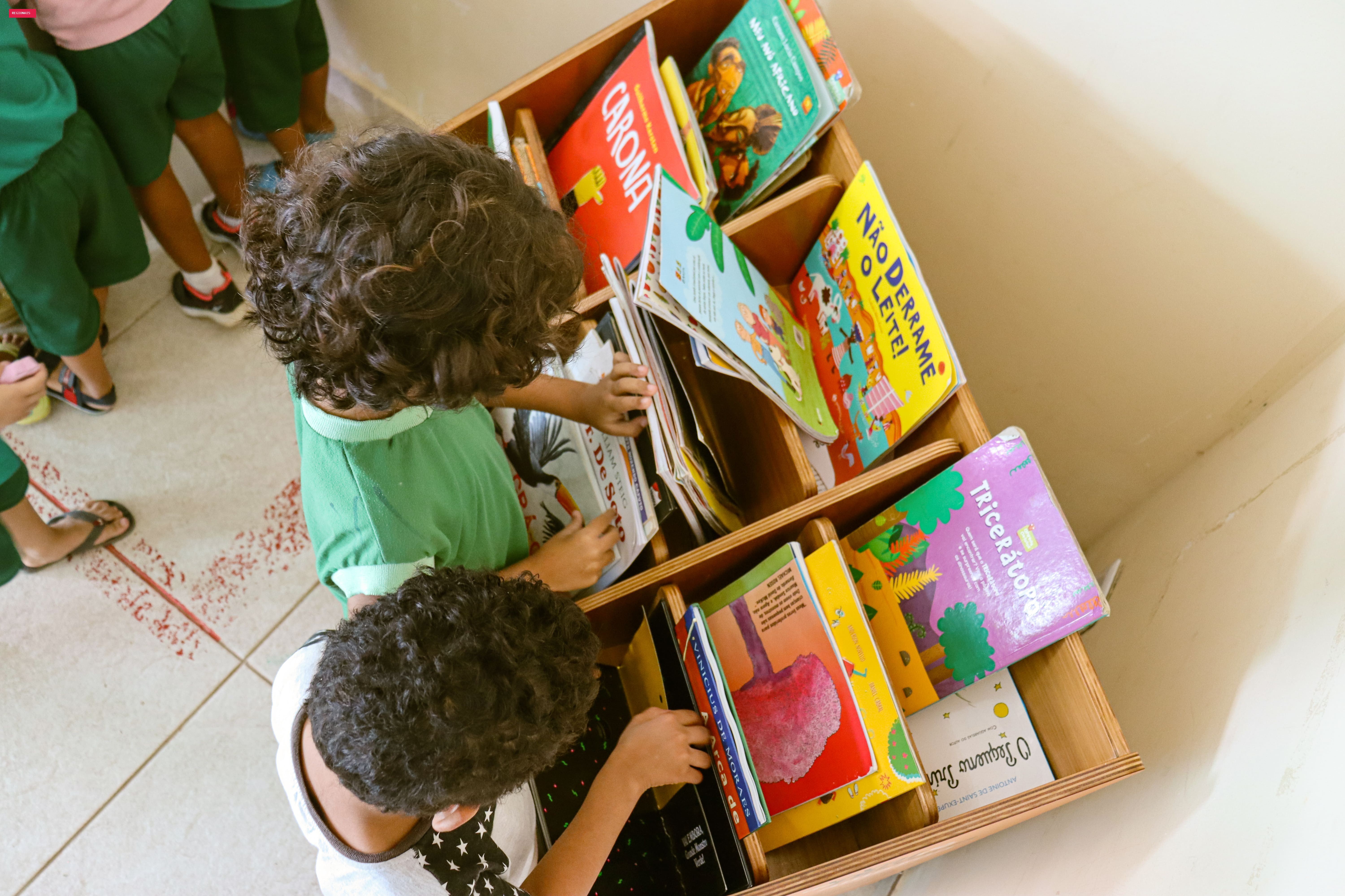 Estações de Leitura levam livros e formação para escolas públicas de SP e aproximam crianças das famílias