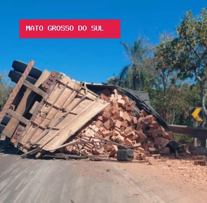 Caminhão com tijolos tomba e deixa trânsito lento na BR-262