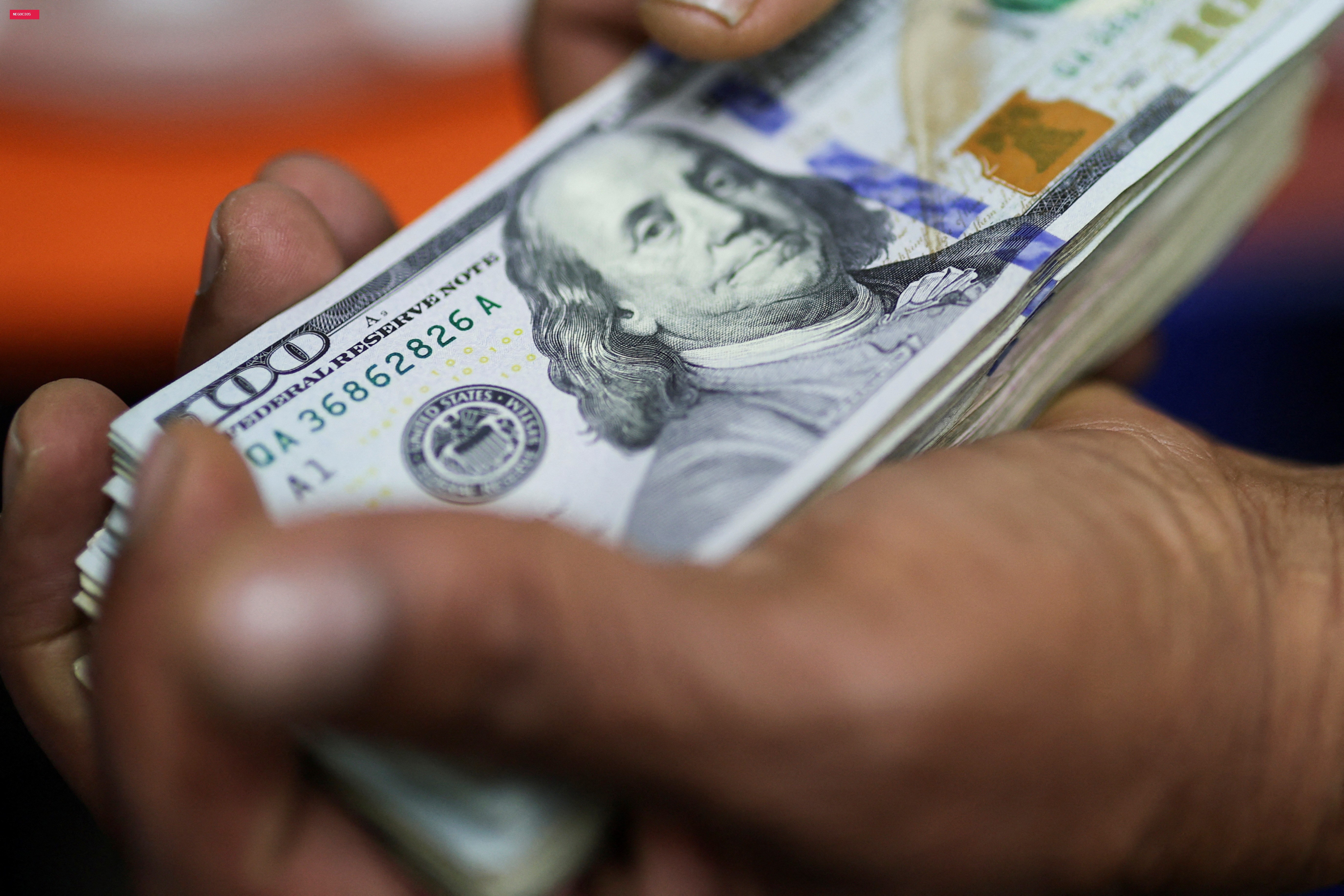 Dólar opera em queda, com nova decisão de juros do BC e eleições no radar; Ibovespa sobe