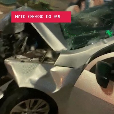 Carro atinge poste após colisão em cruzamento da Avenida Afonso Pena