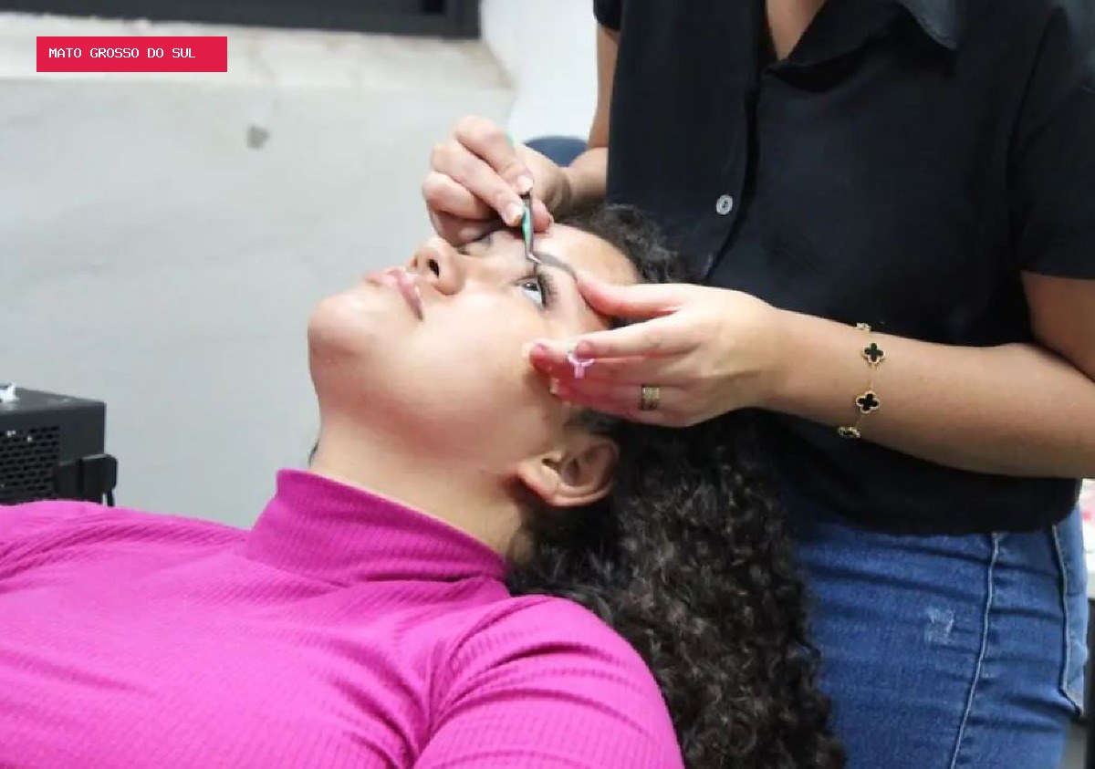 Quer aprender extensão de cílios? Curso gratuito abre vagas em Mato Grosso do Sul