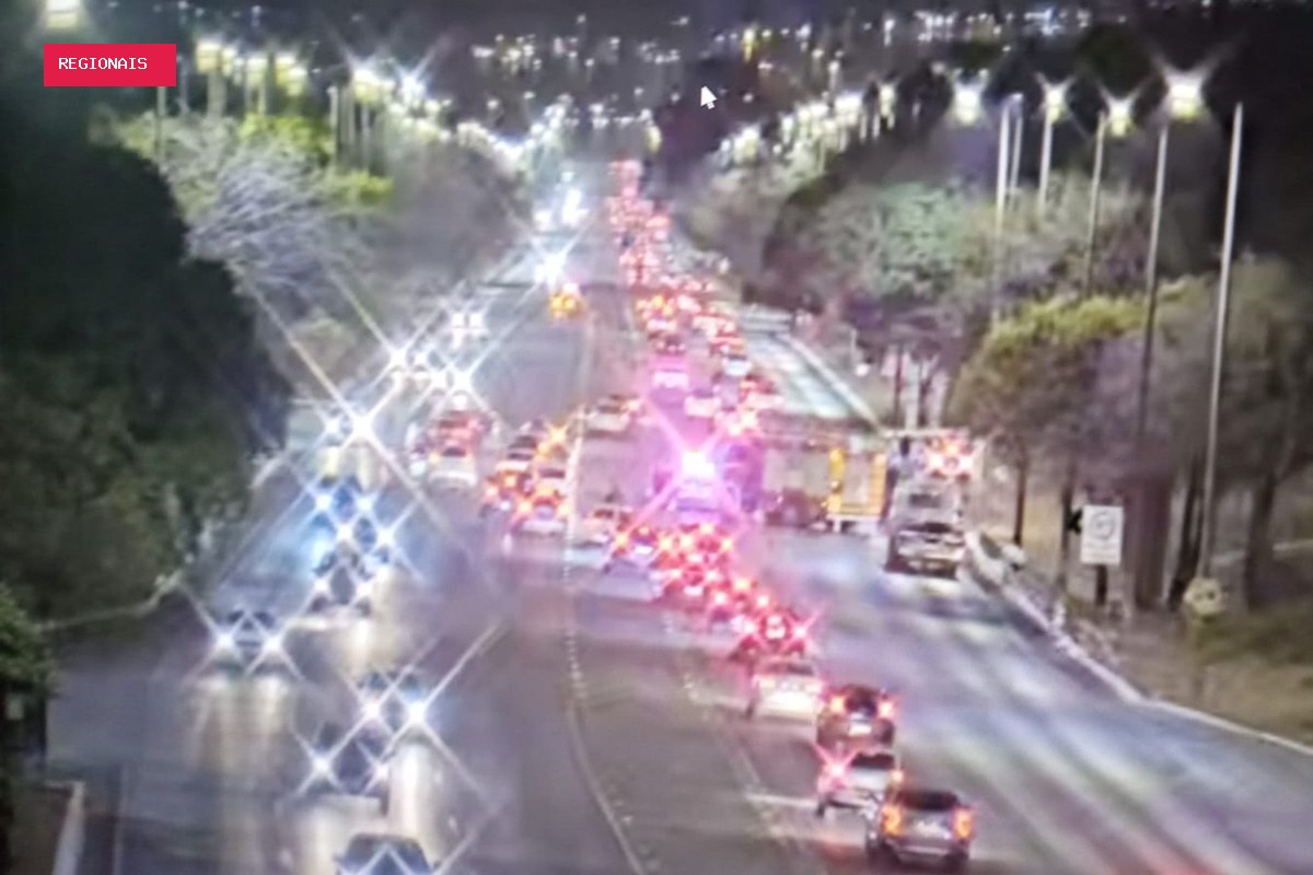 Acidente envolvendo três carros trava e provoca desvio no Eixão Sul