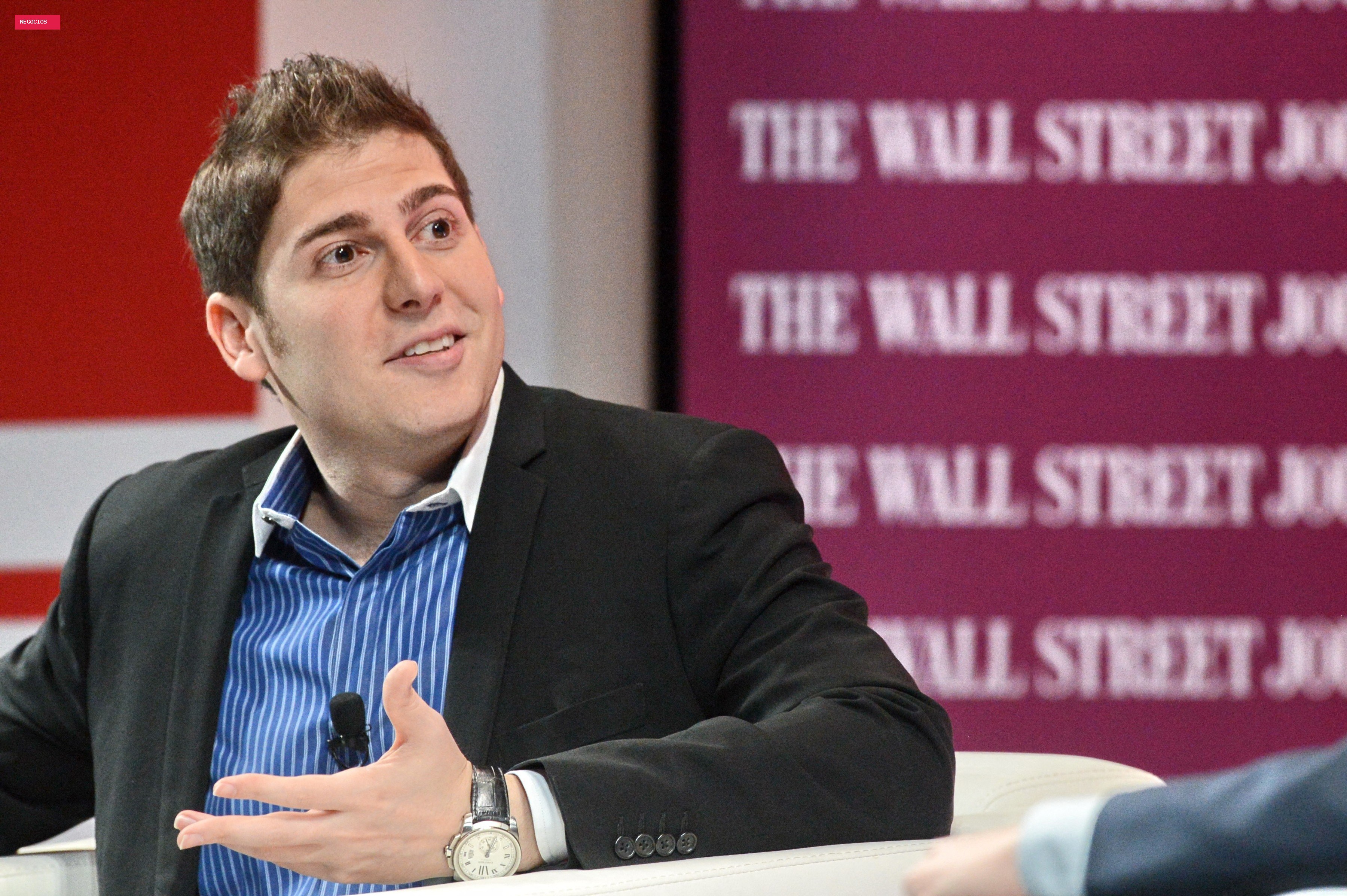 Bilionário brasileiro Eduardo Saverin se junta a Jeff Bezos da Amazon e compra 30% do Liverpool da