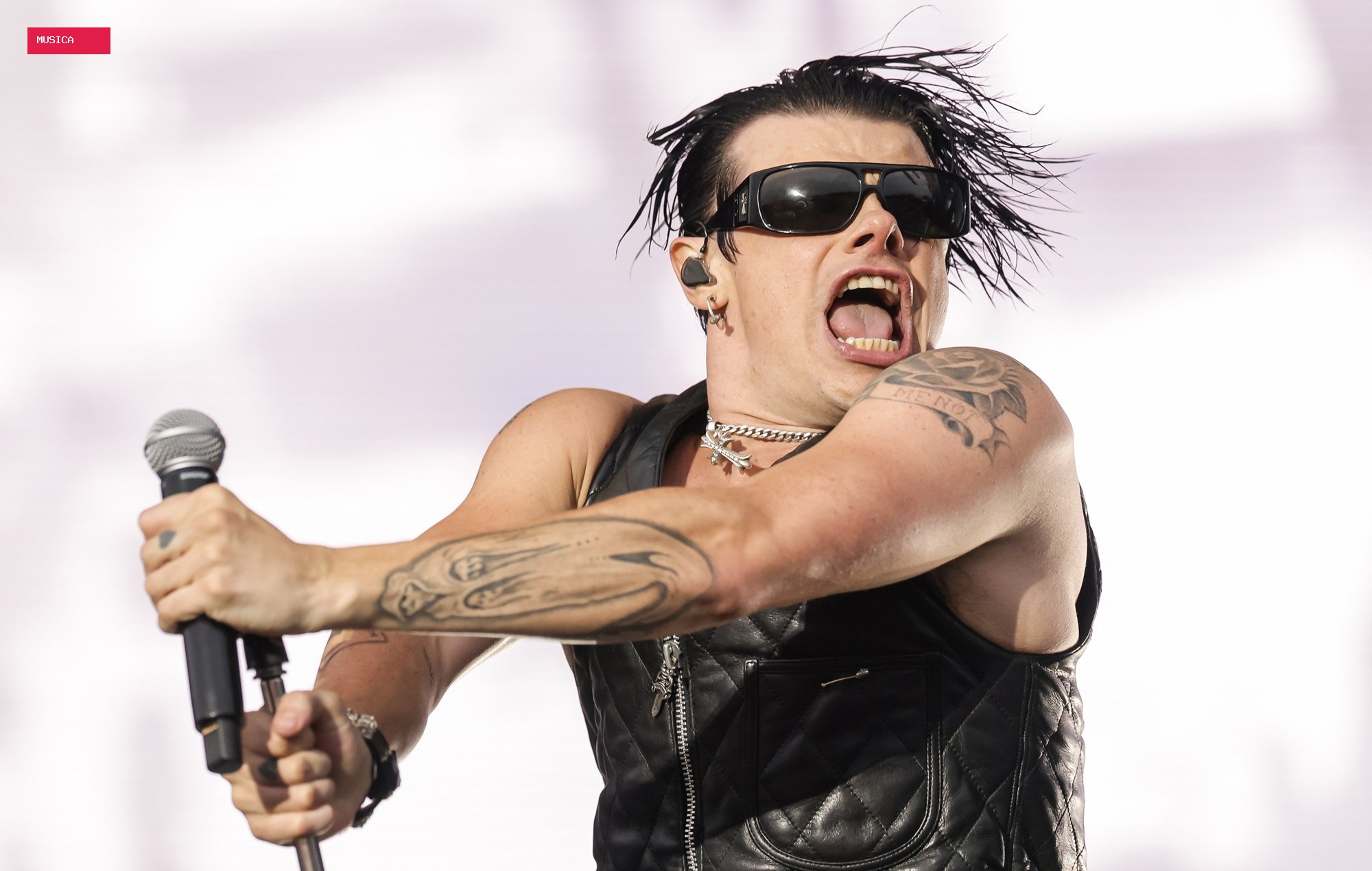 Watch Yungblud bring a couple onstage to reveal their baby’s gender: “Bringing life into the world what a