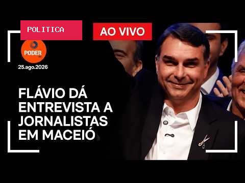 Flávio dá entrevista a jornalistas em Maceió