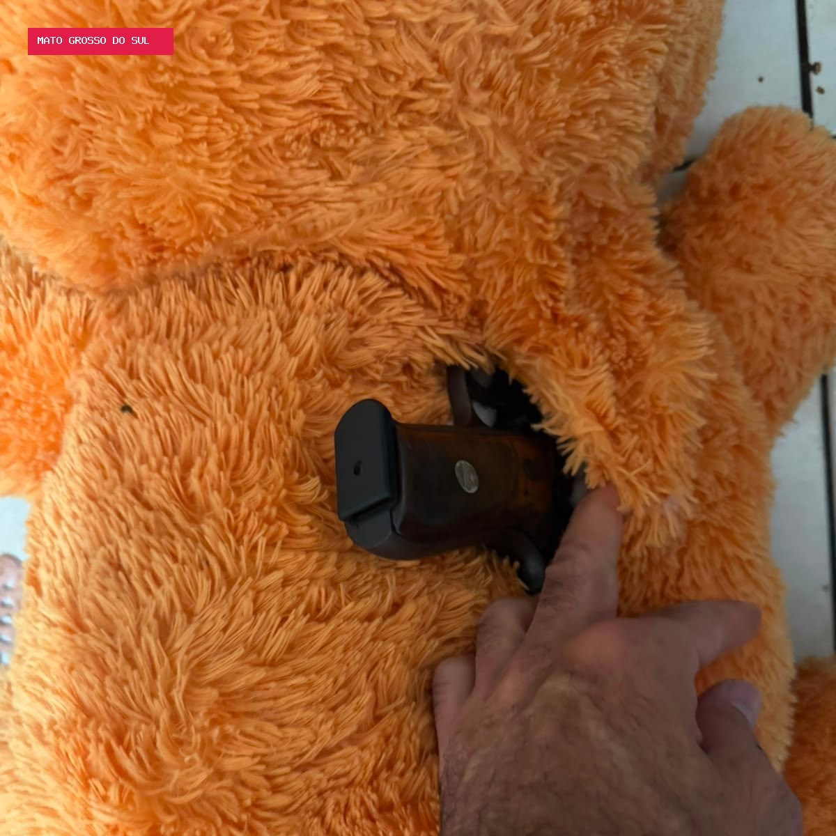 Arma é encontrada escondida em pelúcia durante operação contra tráfico