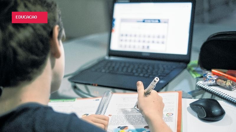 IA nas escolas: uso de tecnologia na sala de aula expõe limites do ensino baseado na memorização