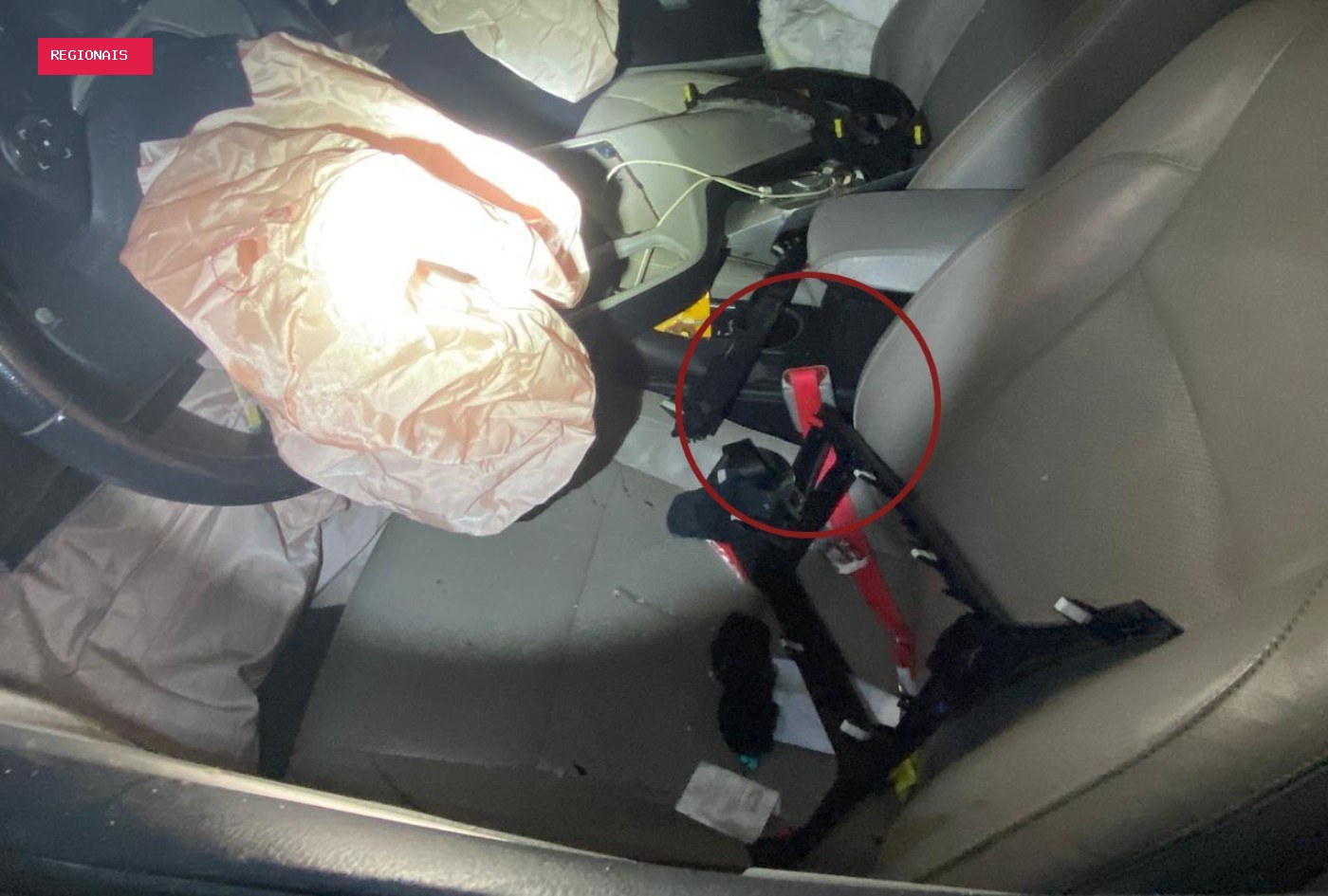 Dispositivo no lugar do cinto de segurança é encontrado pela PRF em carro após motorista capotar, ser