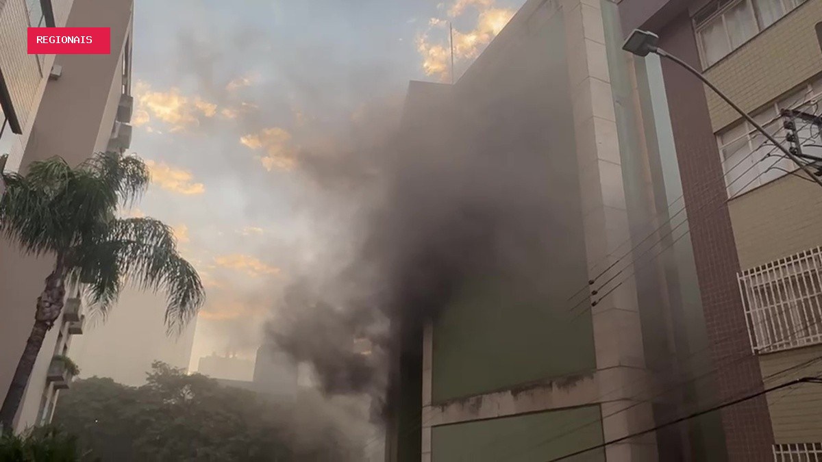 Prédio ao lado de imóvel que pegou fogo em BH é esvaziado; bombeiros recomendam que moradores não passem