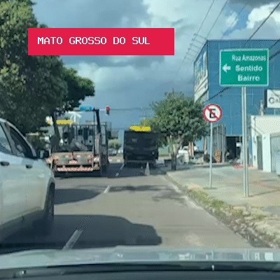 Tudo errado: Caminhão bloqueia trânsito e materiais fecham calçada na Pernambuco