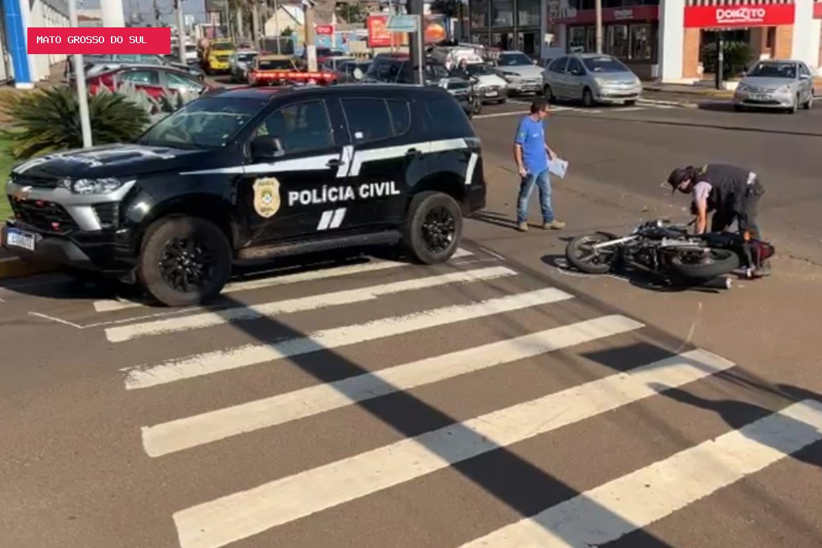 Motociclista fica ferido após bater em viatura da Polícia Civil em avenida de Campo Grande