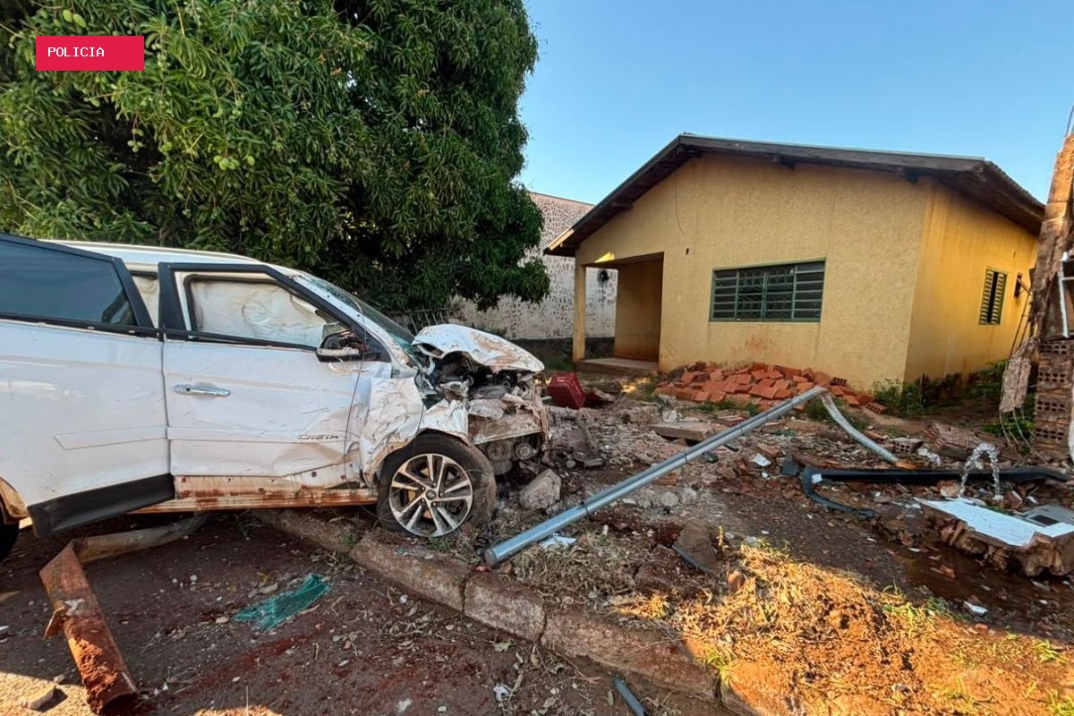 Batida entre dois veículos destrói muro de casa e interdita avenidas em Campo Grande