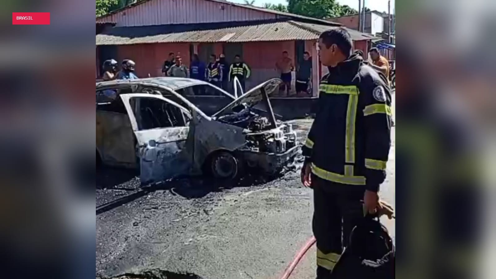 Carro pega fogo no meio da rua e mobiliza bombeiros em Oriximiná