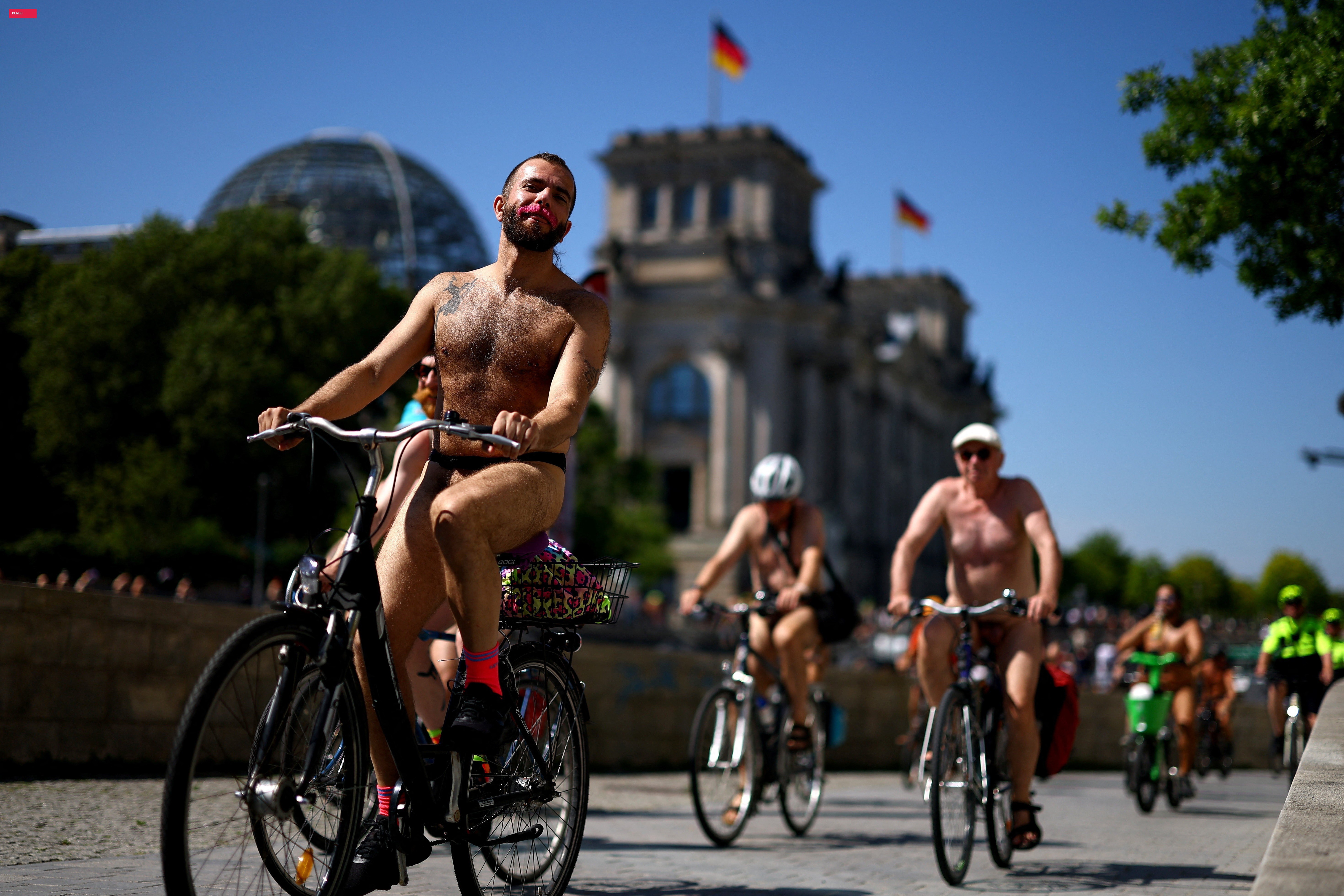 Centenas de ciclistas nus fazem passeio para promover o naturismo