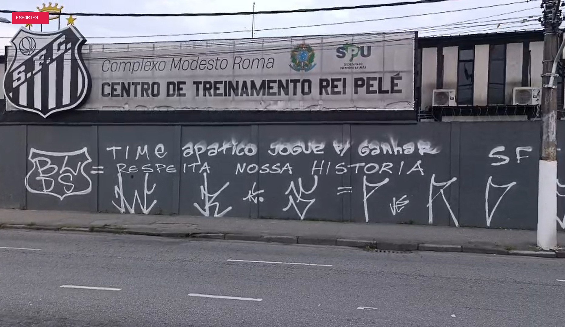 Muro do CT do Santos é pichado após derrota para o Palmeiras: "Respeita nossa história"