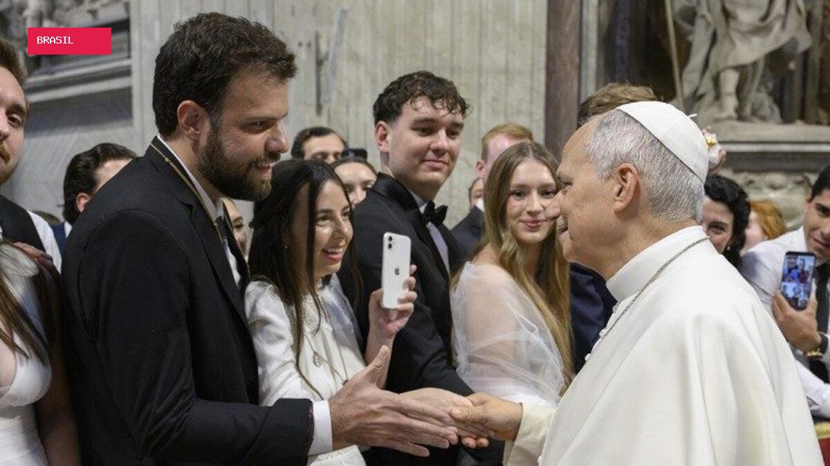 Recém-casados de MG recebem bênção do papa durante lua de mel e ouvem conselho sobre família: 'Rezar e ter