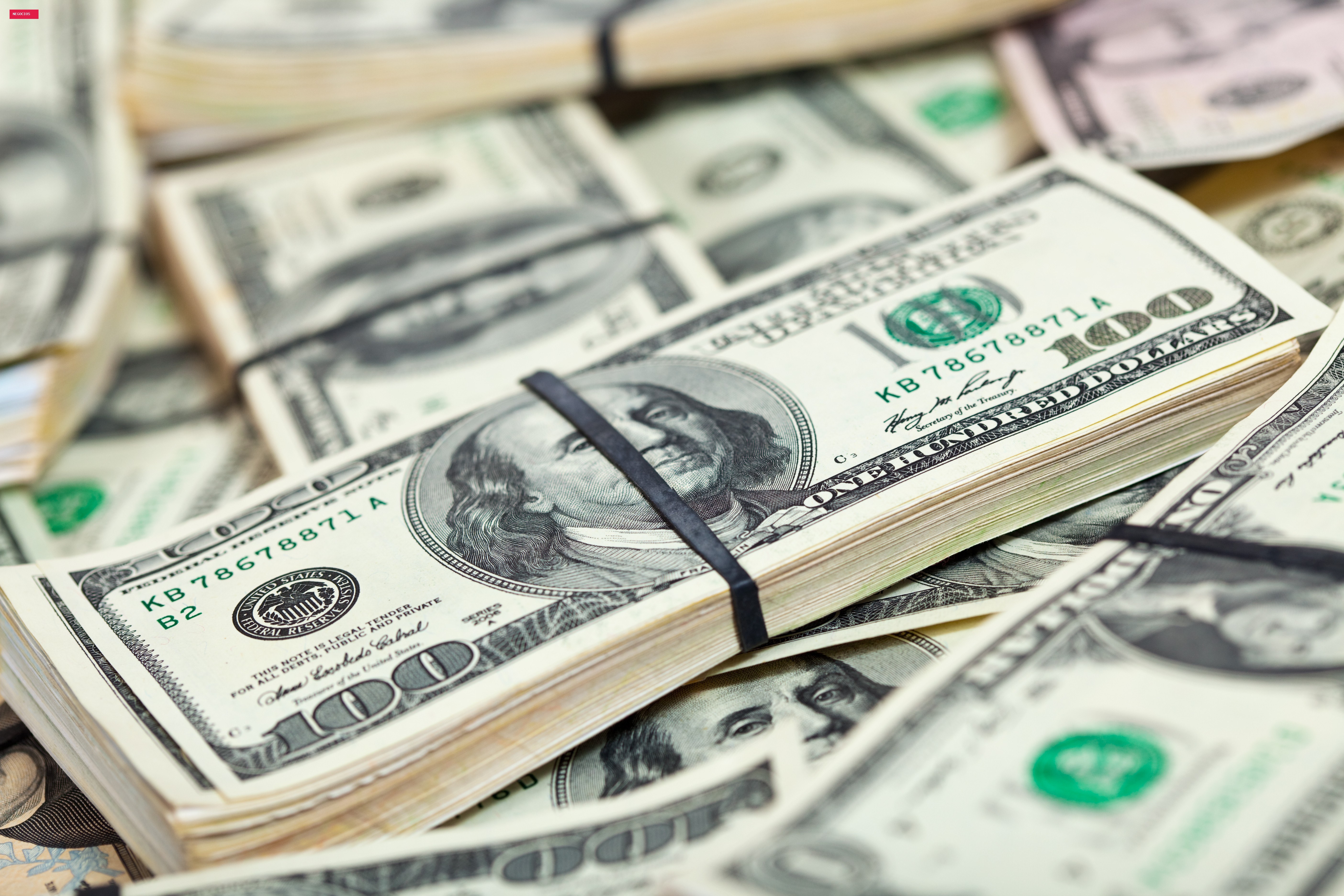 Dólar abre em queda, de olho em inflação e ata do Copom
