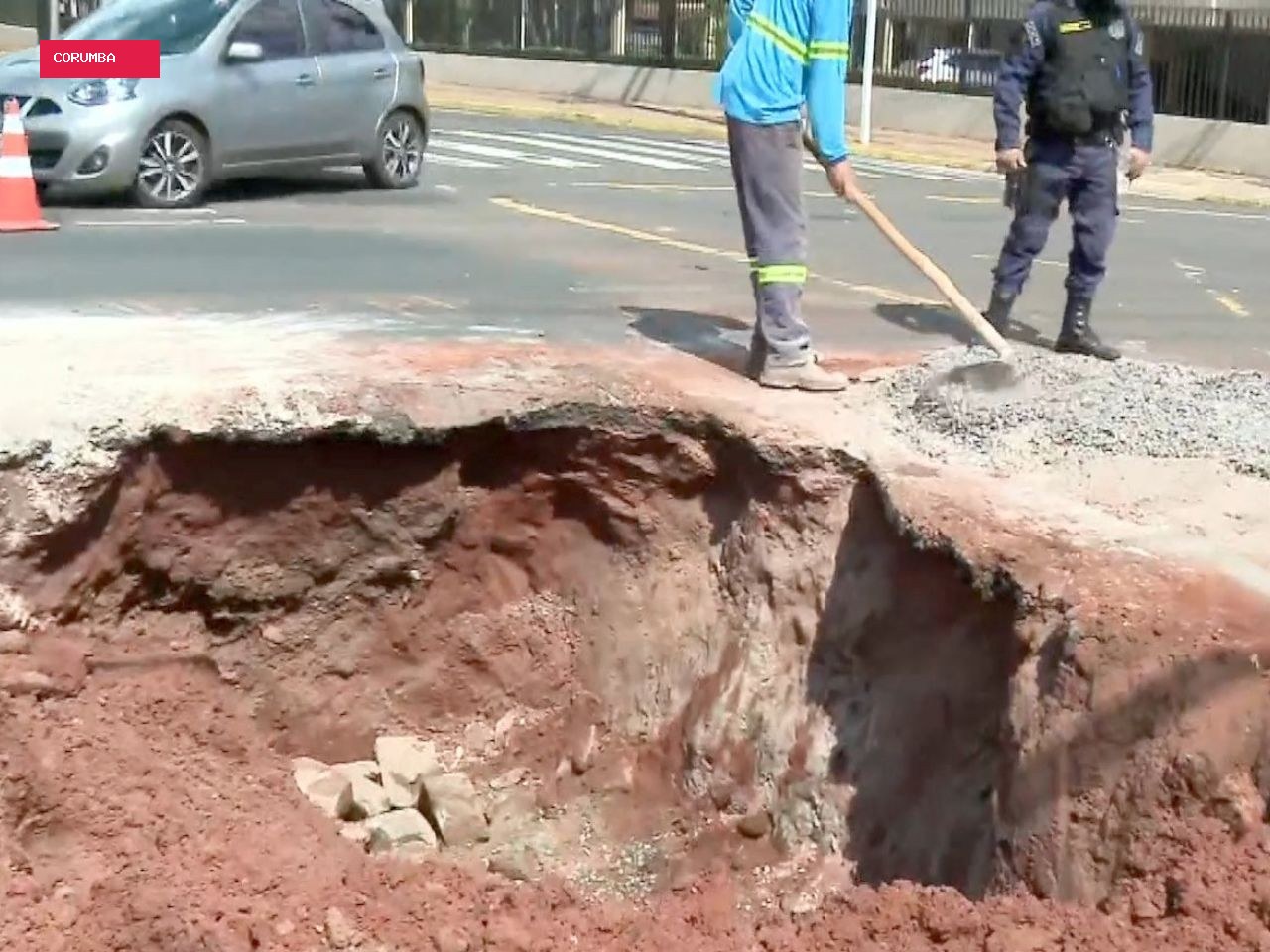 Buraco ‘engole’ asfalto um dia após reparo e gera caos em cruzamento de Campo Grande