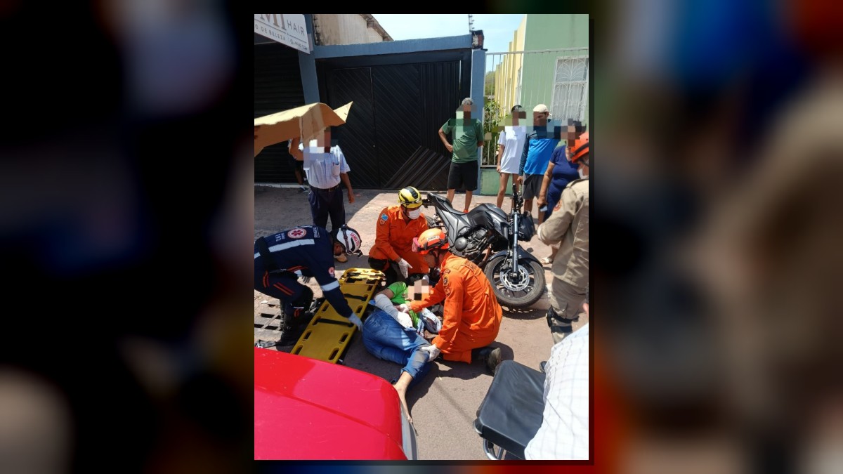 Bombeiros e equipe do Samu atendem motociclista ferido ao lado de uma Yamaha Fazer preta após colisão com carro na Rua Ciríaco de Toledo, em Corumbá