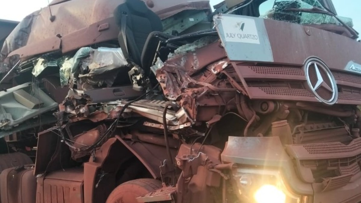 Motorista é socorrido após colisão entre carretas na BR-262