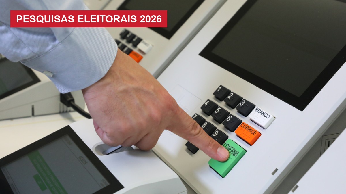 Eleitor aperta a tecla verde CONFIRMA de uma urna eletrônica brasileira