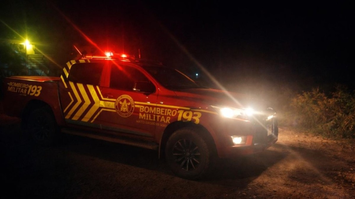 Fogo atinge viga do telhado de casa de madeira no Guaicurus, e morador apaga as chamas antes dos Bombeiros