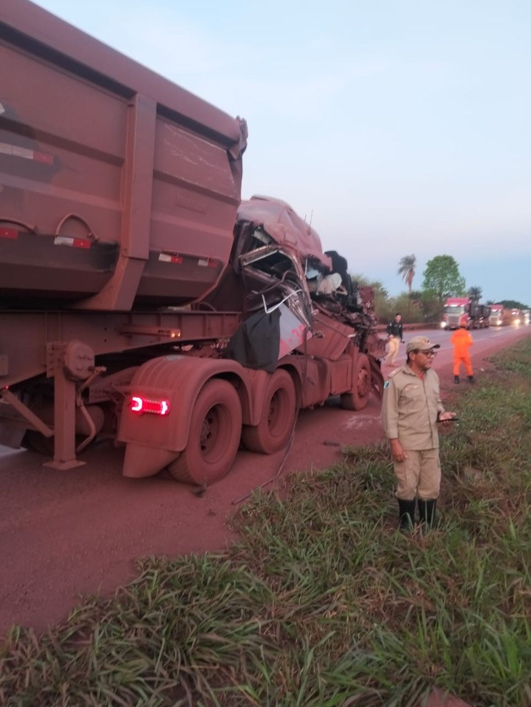 Carreta com a cabine esmagada contra a própria caçamba no acostamento da BR-262; bombeiro acompanha a ocorrência