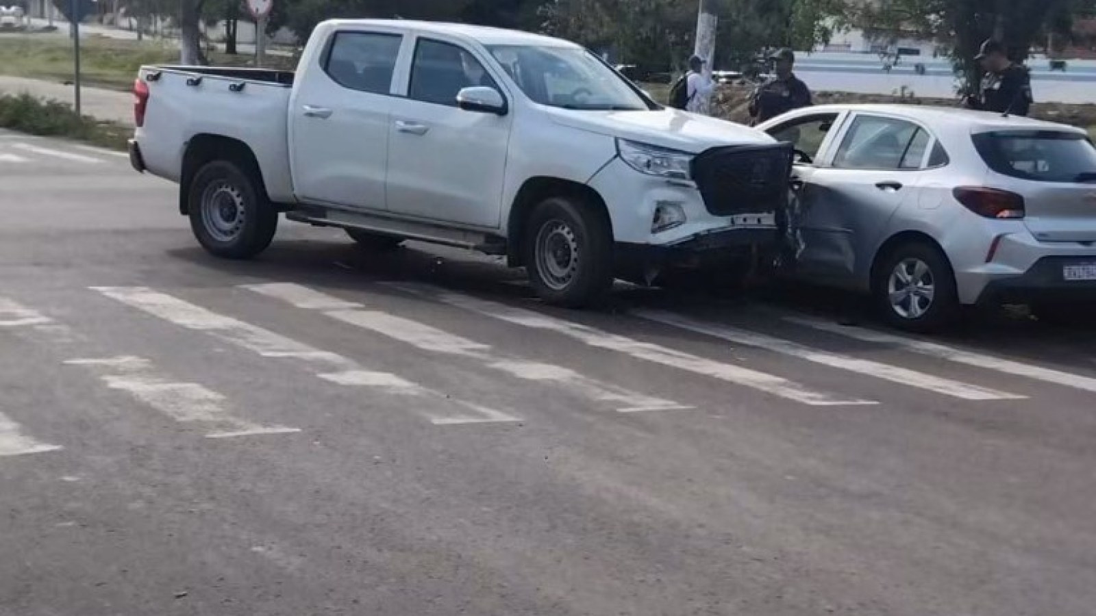 Colisão entre caminhonete e hatchback no bairro Aeroporto, em Corumbá