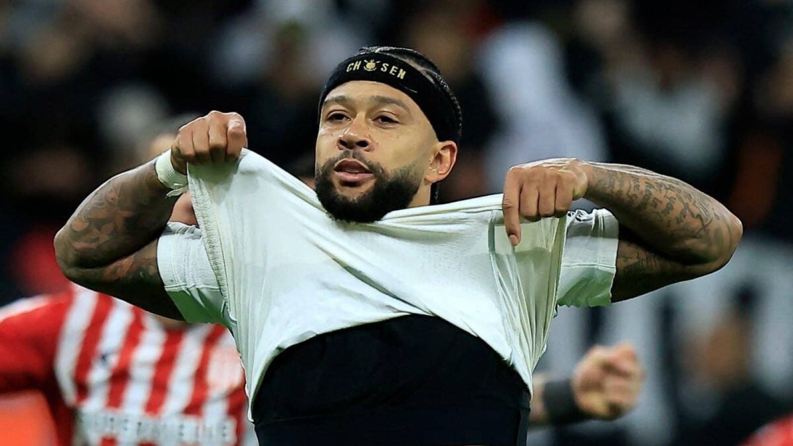 Depay erra pênalti, Corinthians perde em casa e cai perante o Estudiantes