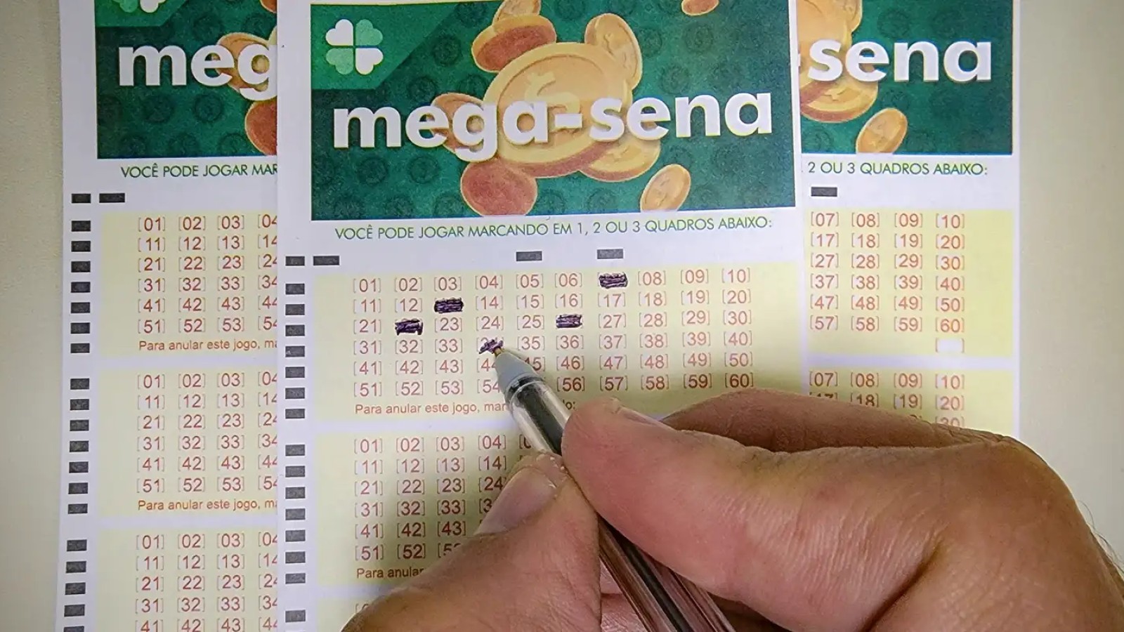 Volantes da Mega-Sena sendo preenchidos em casa lotérica da Caixa