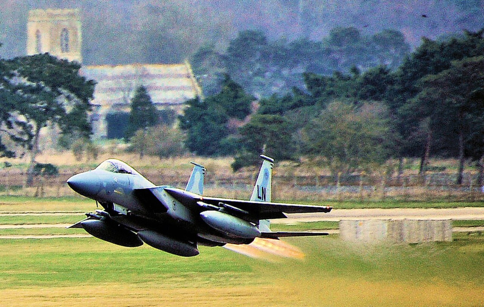Caça F-15C da OTAN decolando