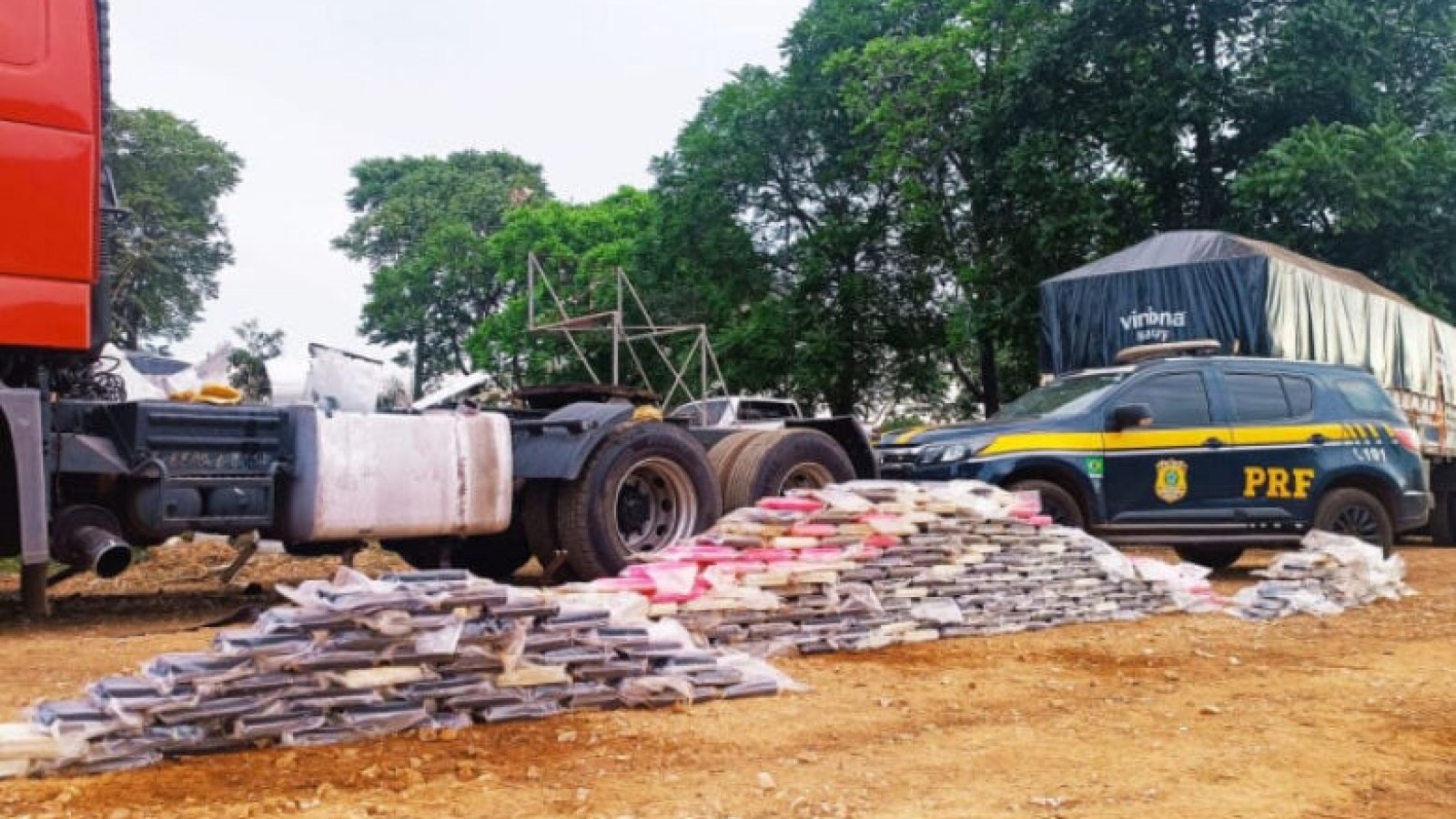 Tabletes de cocaína apreendidos pela PRF em caminhão na BR-262, em Miranda (MS)
