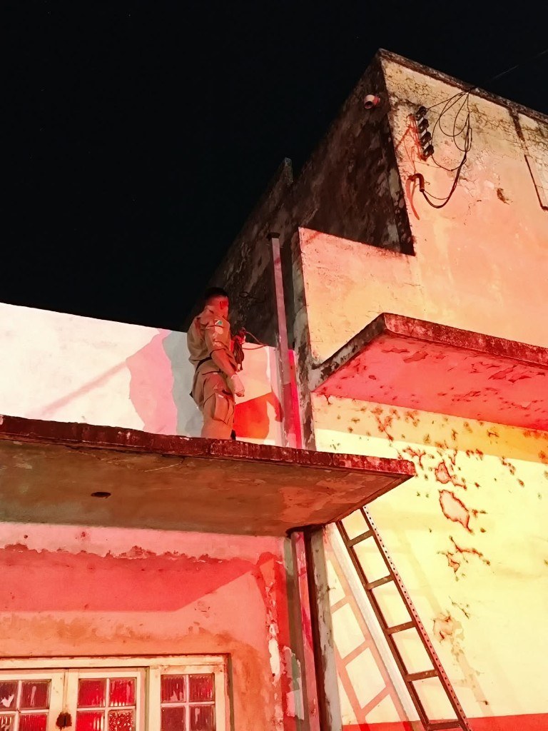 Bombeiro com cordas no alto de edificação na esquina das ruas Joaquim Murtinho e Frei Mariano, em Corumbá