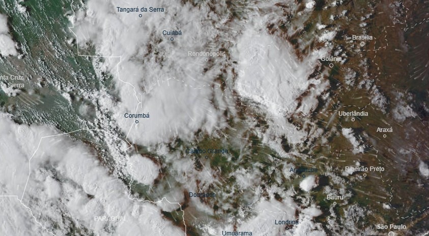 Imagem de satélite do Centro-Oeste com nuvens carregadas sobre Corumbá, o Pantanal e a fronteira com o Paraguai