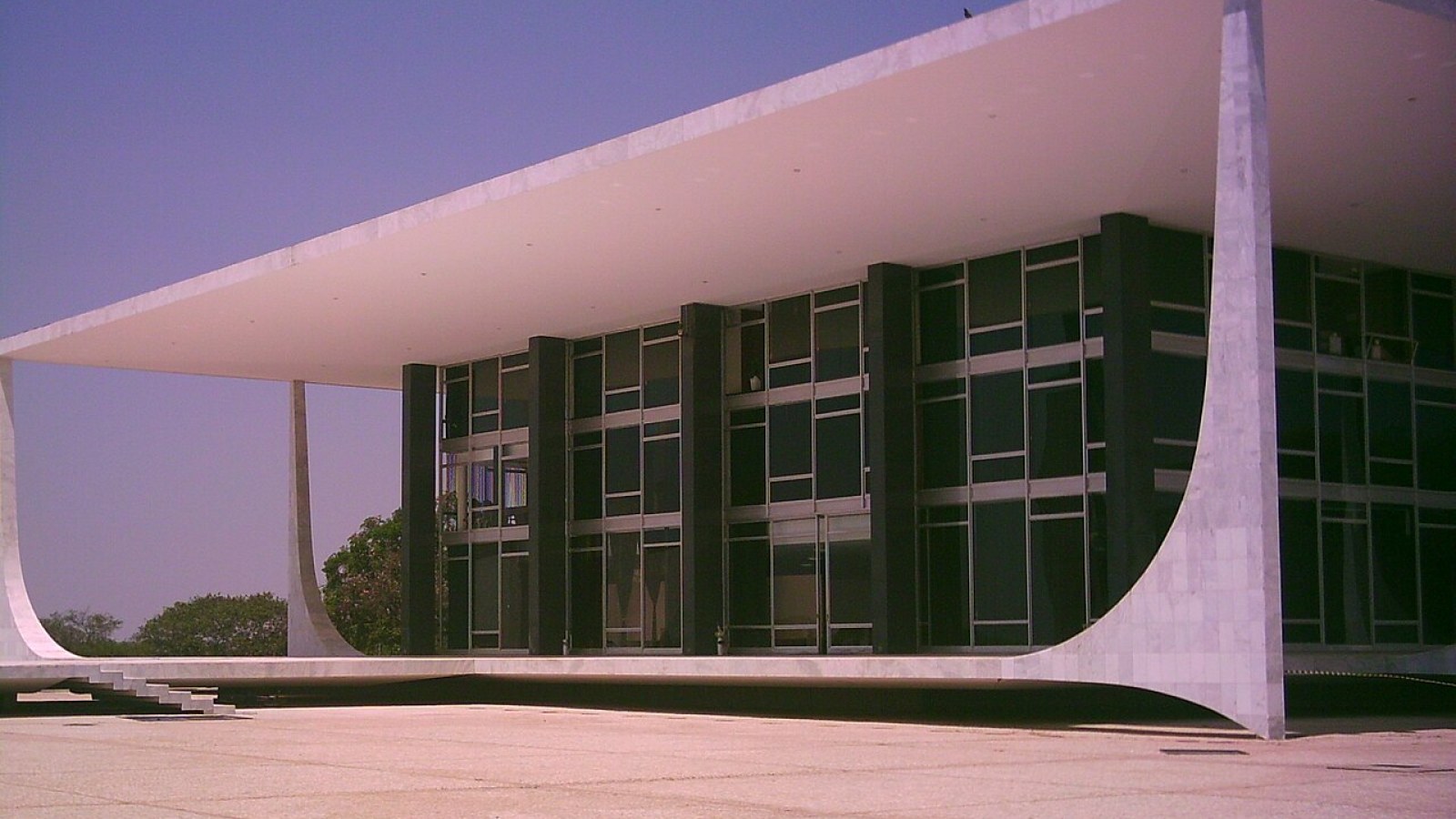 Pedido de vista de Dino trava julgamento no STF e prolonga crise na Corte