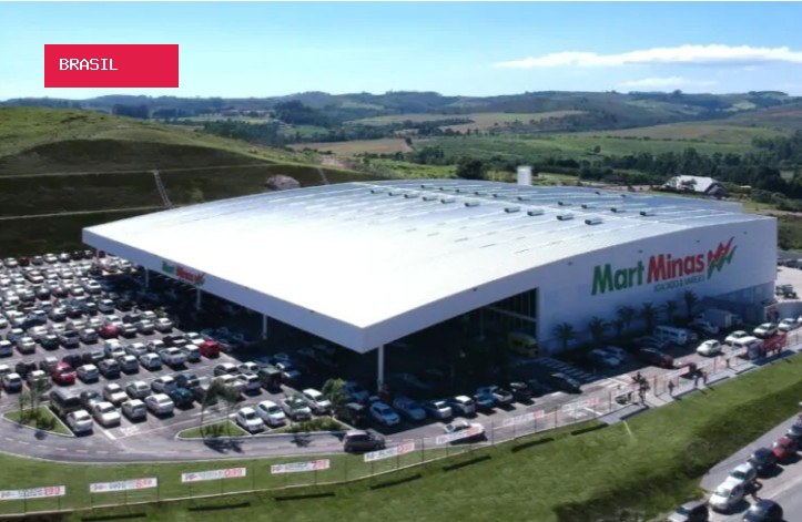 Funcionário que auxiliava manobra de carreta em supermercado morre prensado na Grande BH