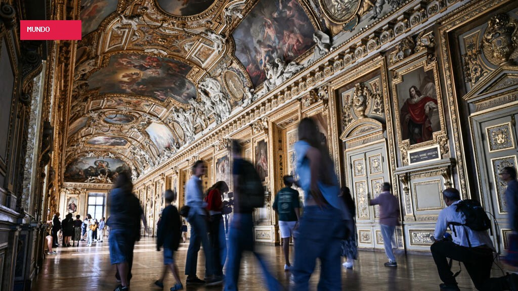 Two arrested for Louvre stunt 'for fun' in Mona Lisa hall