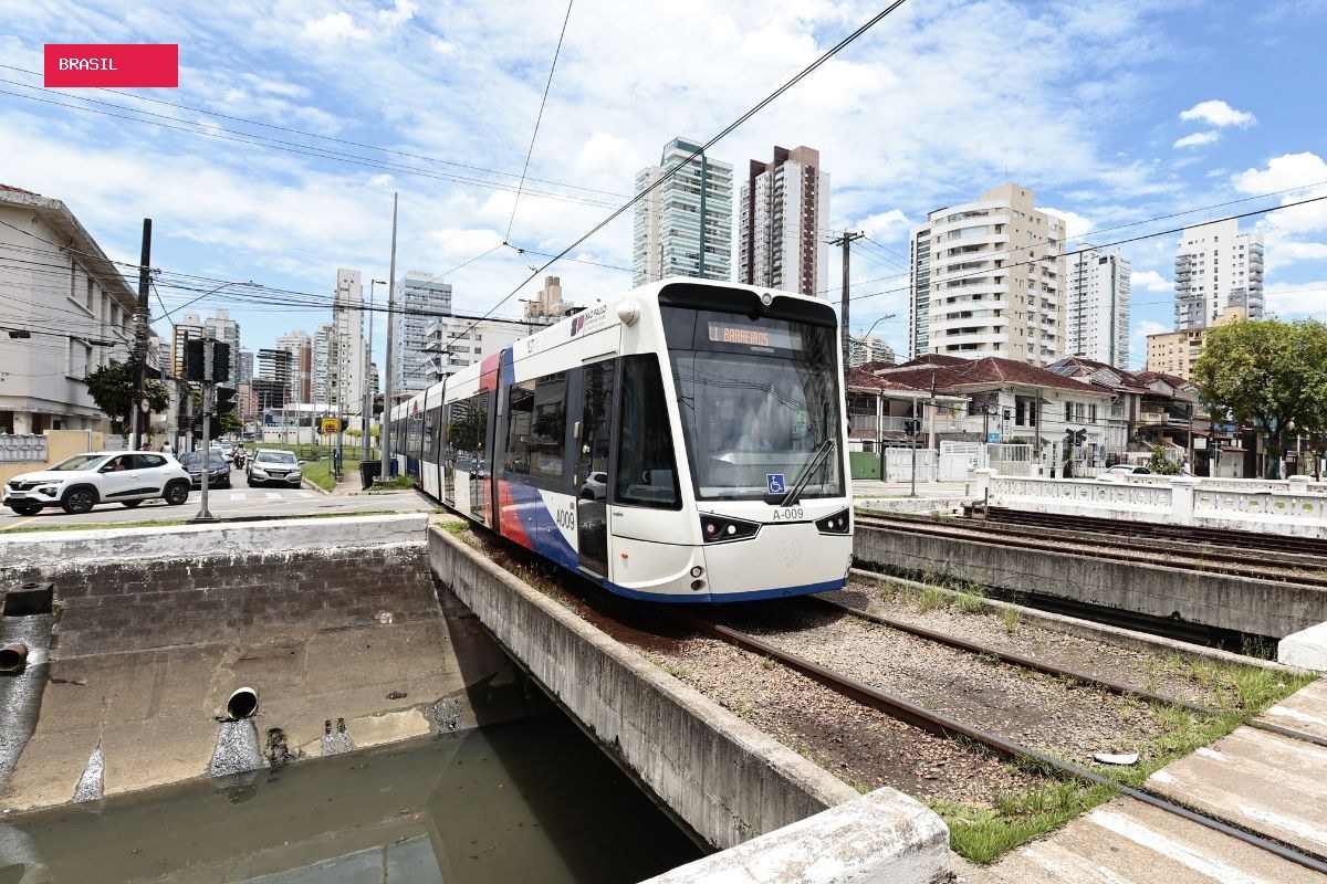 Motociclista cai em canal e é encontrado em parada cardiorrespiratória em Santos