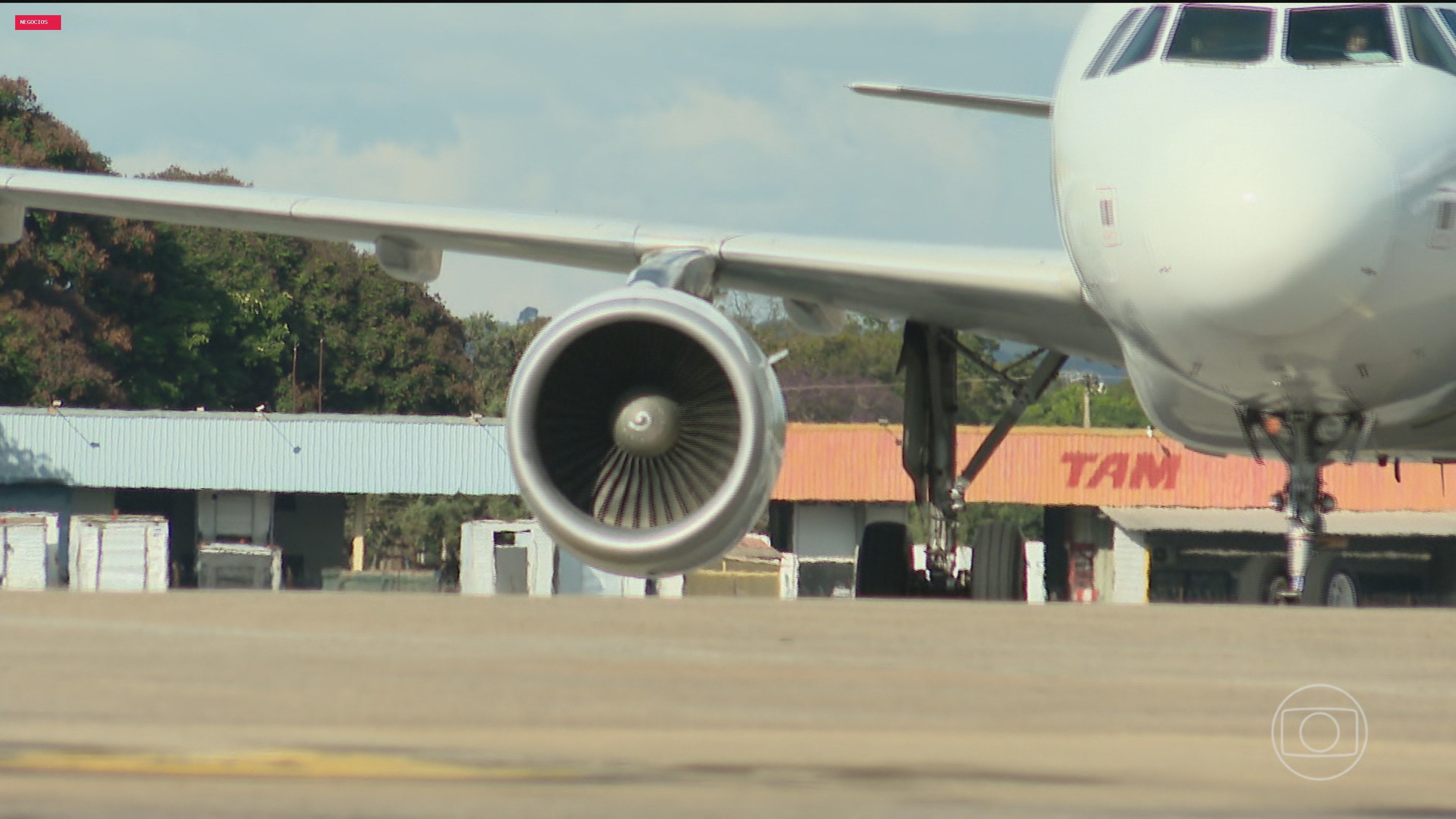 Combustível de avião já subiu 53% no ano e aumenta pressão sobre preço das passagens aéreas
