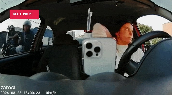 Influenciadora relata choque após bandidos quebrarem vidro do carro e furtarem celular: 'Comecei a chorar'