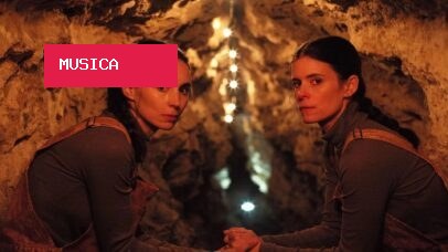 Cena íntima de Orlando Bloom ao lado das irmãs Rooney e Kate Mara causa polêmica