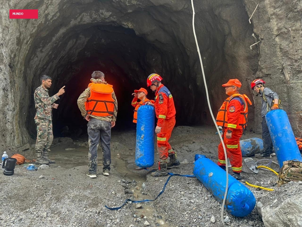 'Tudo lotado de lama': operador de drones relata dificuldades em resgates em túneis no Nepal