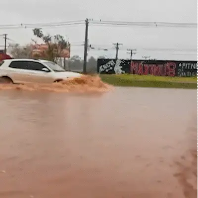 Chuva volta a transformar trecho da Gunter Hans em ponto de alagamento