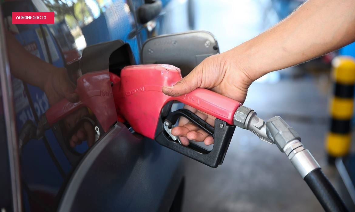 Combustíveis: governo reduz imposto da gasolina e do etanol e subsidia diesel
