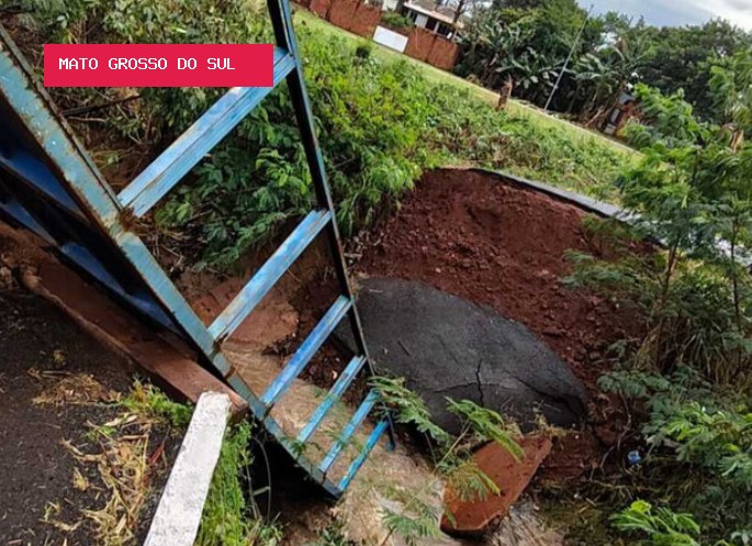 Após um mês caída, ponte de ciclovia será retirada para manutenção