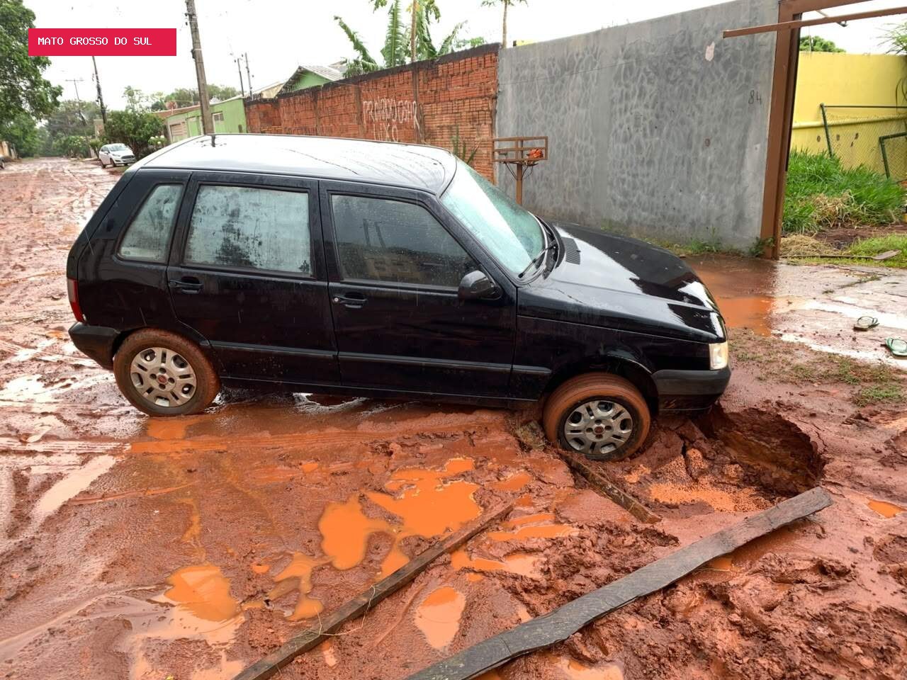 Veículo cai em vala aberta por erosão durante temporal no Jardim Batistão
